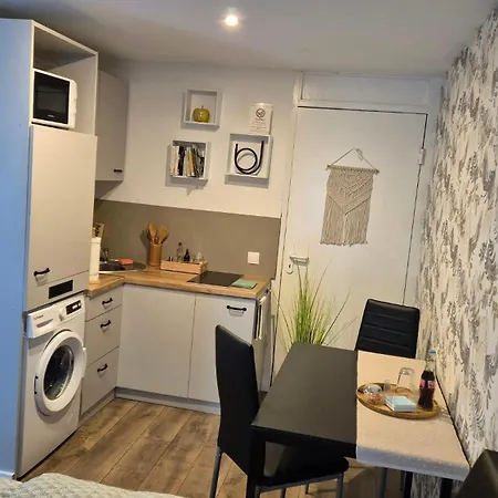Privat , Eigene Eigang, Eigene Badezimmer, Und Eigene Kueche *